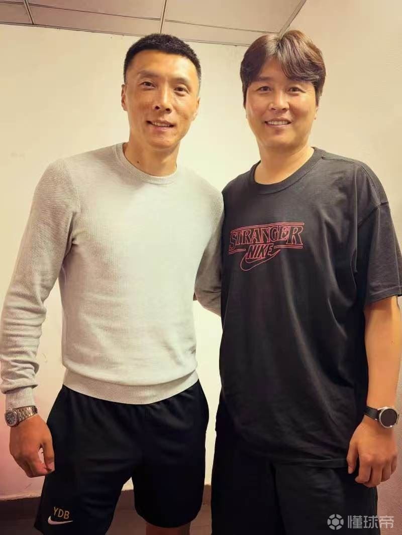 于大宝晒与李同国合影，中韩传奇前锋同框